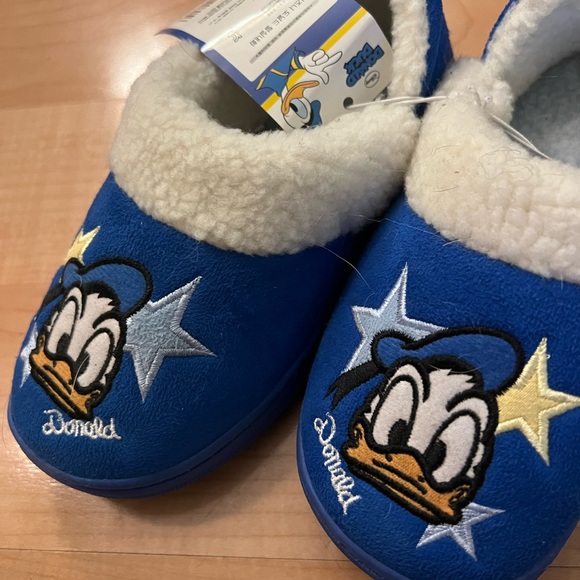 Adorable Donald Duck slippers for kids. US size 1. Never worn. Smoke free home - Picture 5 of 7
